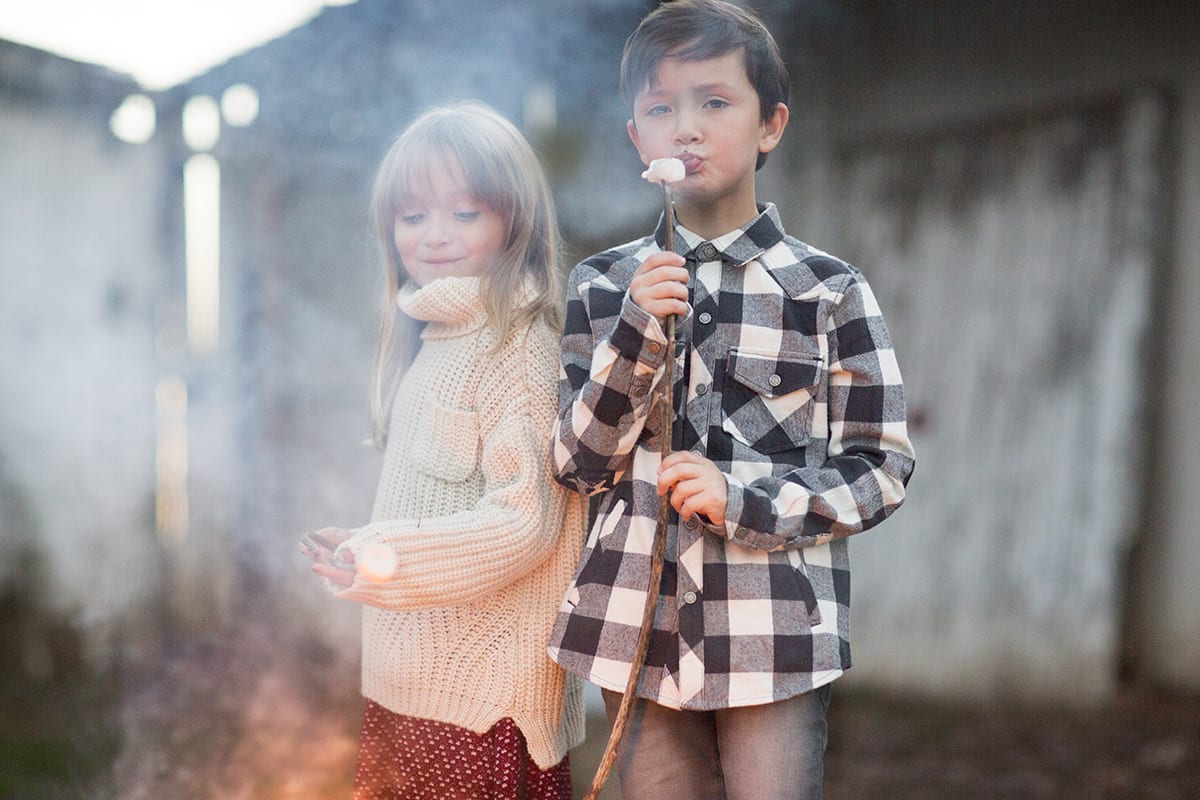 roasting marshmallows by fire leesburg holiday photo session